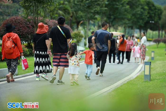 来石棉游玩的游客