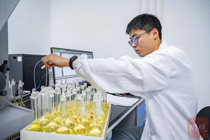 绵阳巨星永磁材料有限公司的科研人员正在做试验。摄影/赵明