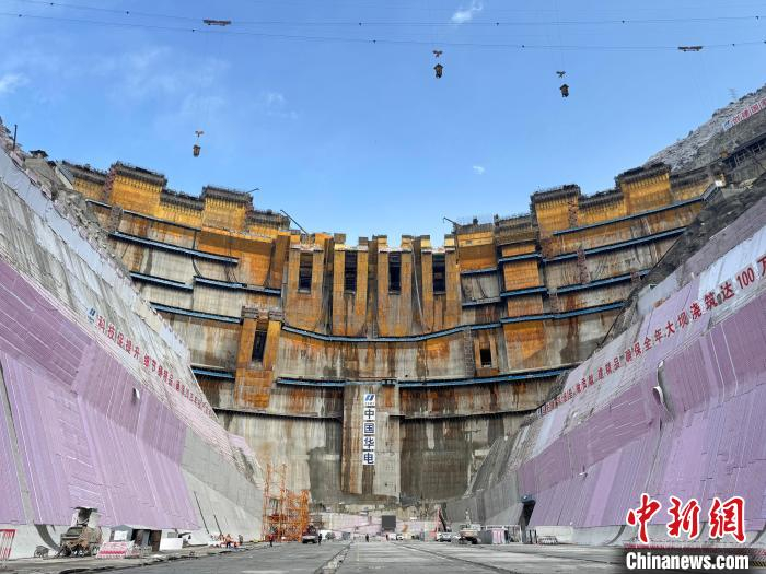 　　建设中的叶巴滩水电站。华电金沙江上游开发有限公司 供图