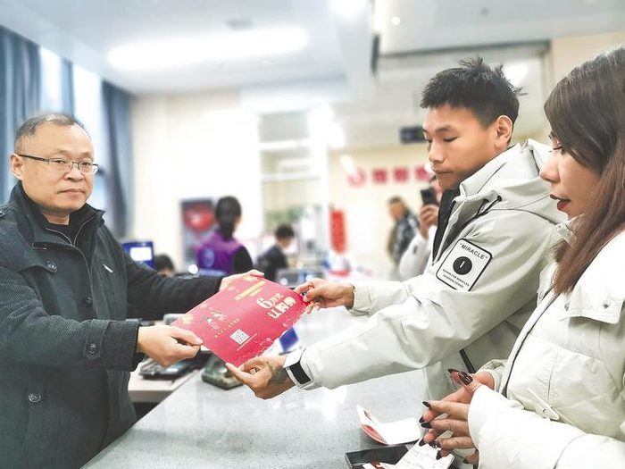 3月3日，小板镇姚胡村谢虎（右二）领到天门市首张结婚登记购房认购券。 （湖北日报通讯员 邓慧遐 摄）