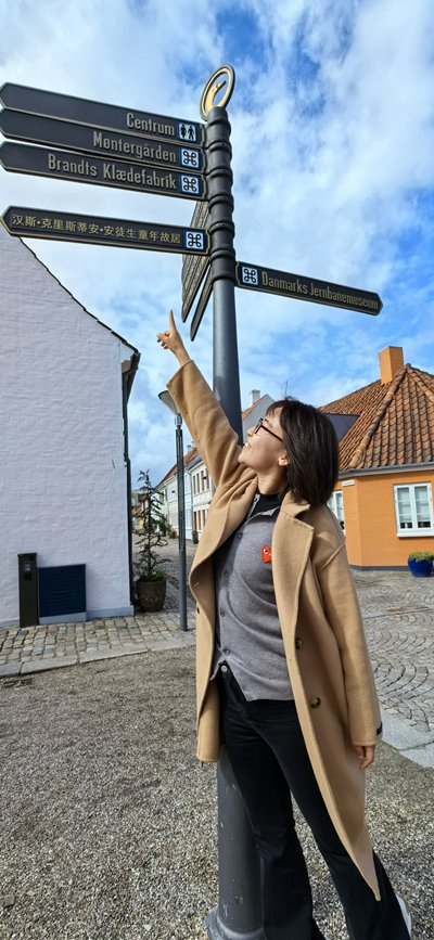 安徒生故居路口处的指示牌上特地用中文标注了方向。