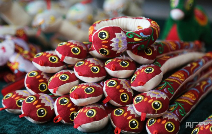 蛇元素手环香包（央广网发  盘小美  摄）