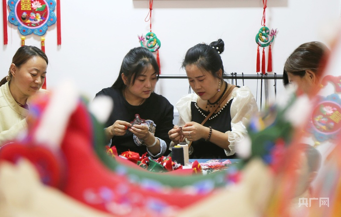 绣娘们加紧赶制各类香包刺绣产品（央广网发  盘小美  摄）