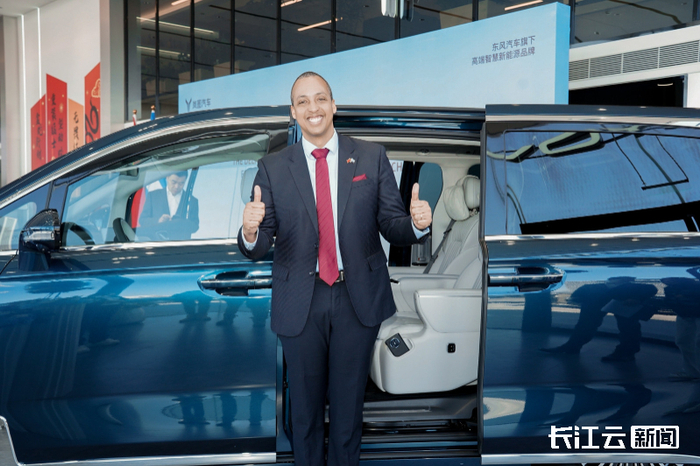 尼加拉瓜共和国驻华大使迈克尔·坎贝尔点赞全新岚图梦想家