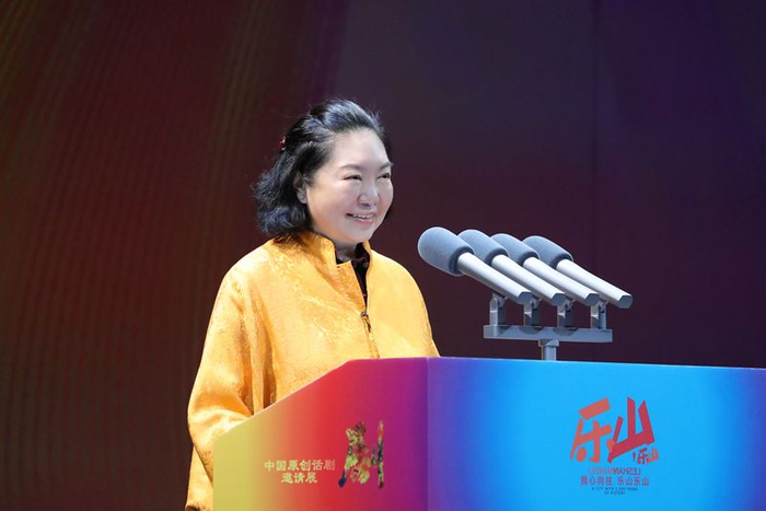 中国国家话剧院院长田沁鑫在乐山开幕式上致辞。