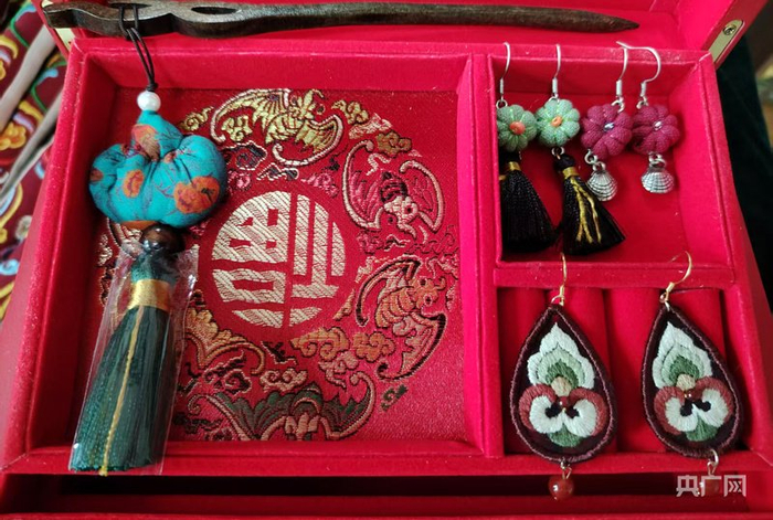 手工刺绣的耳饰、发簪（央广网发  盘小美  摄）