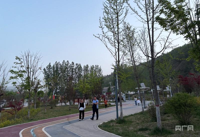 居民在灵台县南山公园散步（央广网发 灵台县融媒体中心 供图）