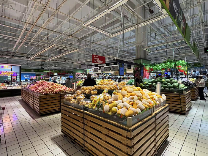 夏日果品齐上市，丰富市场供应。劳动报记者陆燕婷 摄影