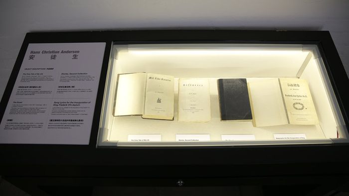丹麦大使馆的一角陈列着安徒生作品的早期版本。（侯欣颖/摄）