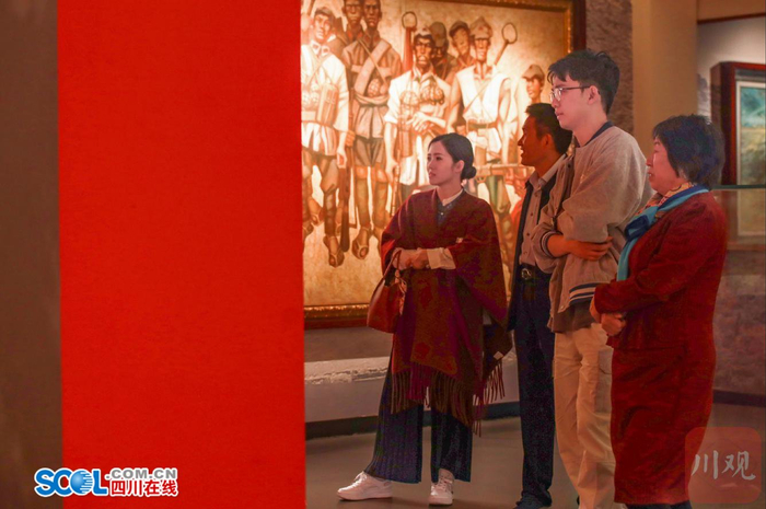 游客们在安顺场的博物馆内聆听红色故事