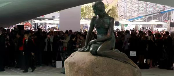 2010年4月，丹麦国宝“小美人鱼”铜像在上海世博会丹麦馆与观众见面。（新华社记者任珑/摄）