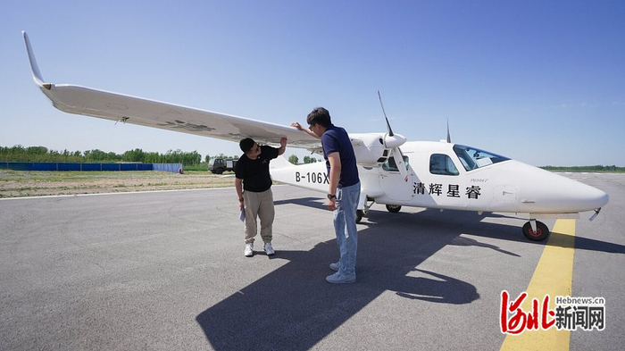 4月27日，在雄安新区鄚州机场内，飞行学员刘园钧（左）与教练正在做飞行前的绕机检查。  河北日报记者 李畅摄