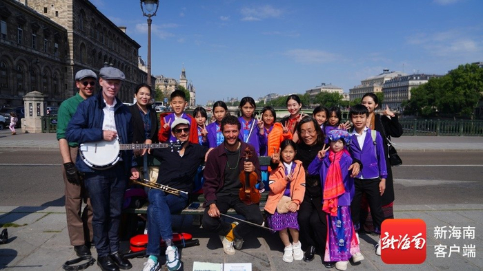 五指山黎苗童声合唱团和巴黎街头乐队互动。五指山市融媒体中心供图