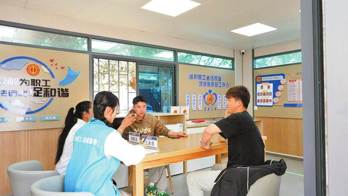 斗南国际花卉市场“云花”劳动争议多元化解工作站。 供图