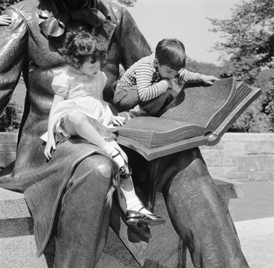 孩子们爬上中央公园里的安徒生雕像。