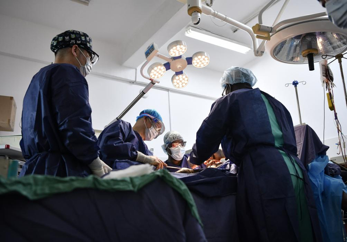 　　2025年4月29日，在位于几内亚首都科纳克里的中几友好医院，中方医生与当地医生为患者做手术。新华社记者韩旭摄