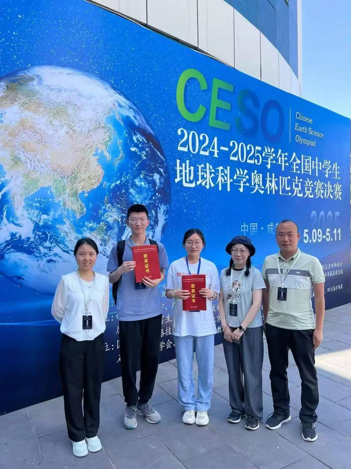 获奖学员和决赛指导老师在颁奖现场