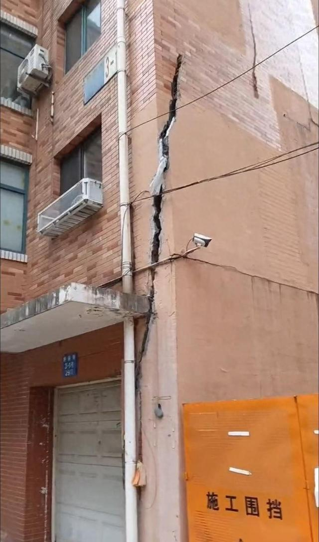 ▲网传视频中“开裂”的楼房