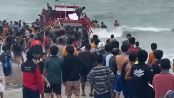 印尼明古鲁省海域一船只倾覆 致7人遇难
