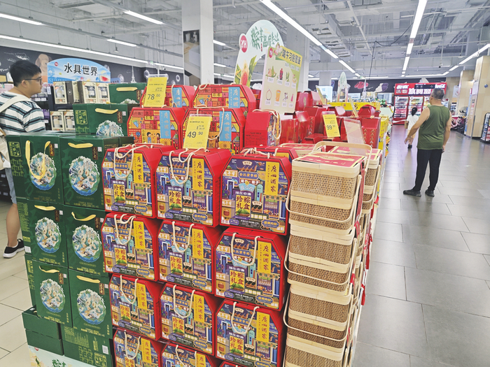     端午节临近，粽子被摆放在超市堆头“C位”。    本报记者黎兆齐 摄