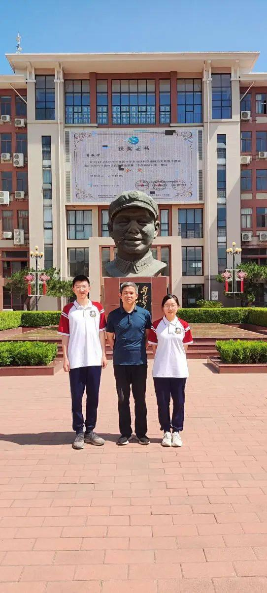 两位获奖同学与班主任姬志强老师合影