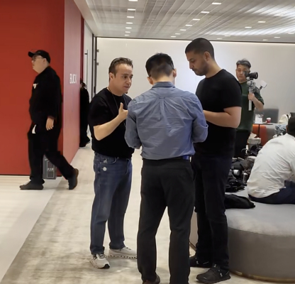 图：别克展台的中东经销商