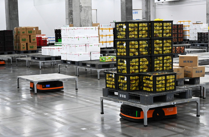 近日，在湖北省襄阳市樊城区好邻居生鲜物流中心，智能运送机器人正在货物运送轨道上通过。新华社记者　黄晓勇　摄