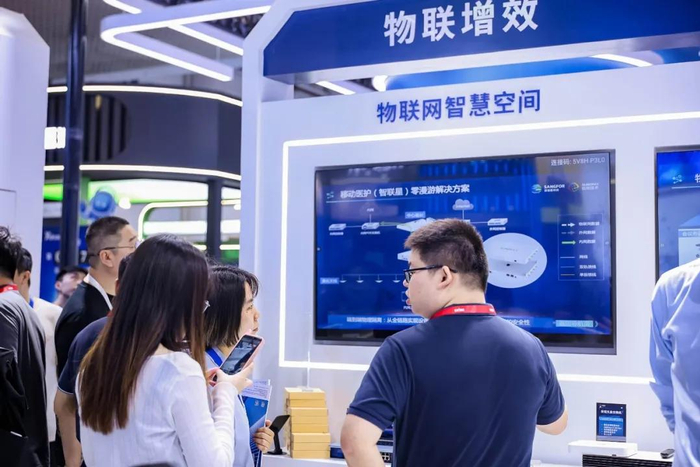 医院物联网解决方案展区专家讲解拍摄图