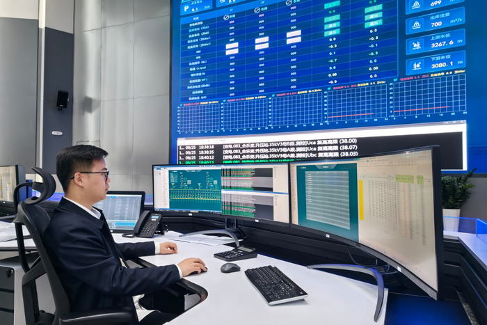 图为生产指挥调度中心集控值班员正在进行监盘工作