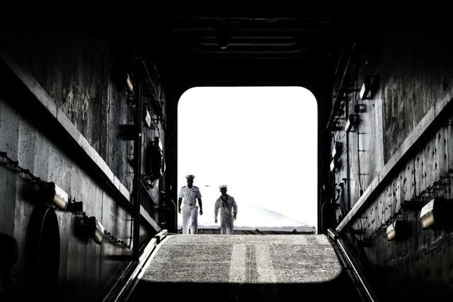 资料图片:美国海军士兵走在“纽约”号两栖运输船坞舰上(法新社资料图片)