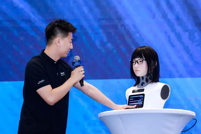 女性仿生机器人“小诺”发布 图片来源：松延动力官方公众号