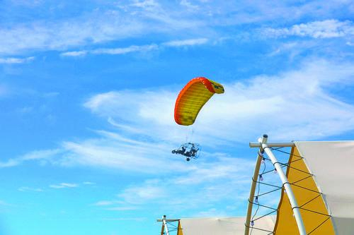 游客在乌兰布统通用机场体验动力滑翔伞。