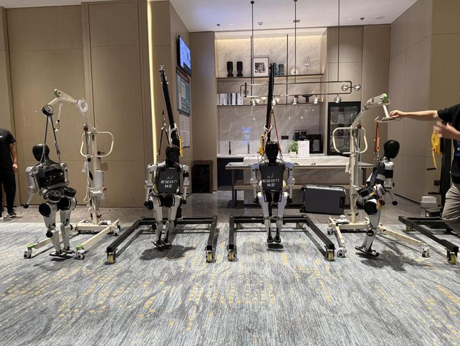 会场外展示的N2机器人 图片来源：每经记者 李宇彤 摄
