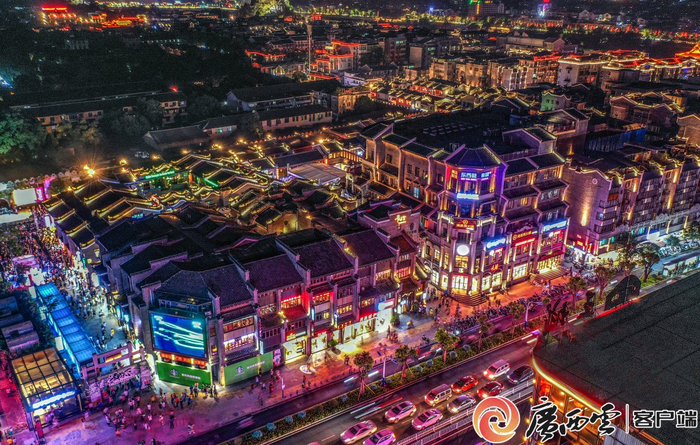 夜幕降临，霓虹灯装点桂林东西巷。（资料图）桂林市秀峰区委宣传部供图