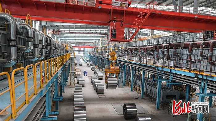 5月8日，中普（邯郸）电磁材料科技有限公司新能源用电工钢（一期）项目生产线，工人操作设备吊运成品钢卷。董源摄