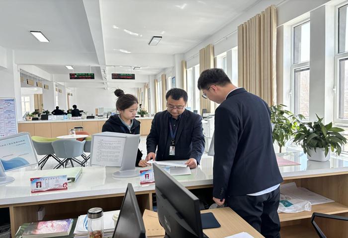 图为古浪县纪检监察干部在县招商项目代办服务中心了解帮办代办机制运行情况。(张嘉欣 摄)