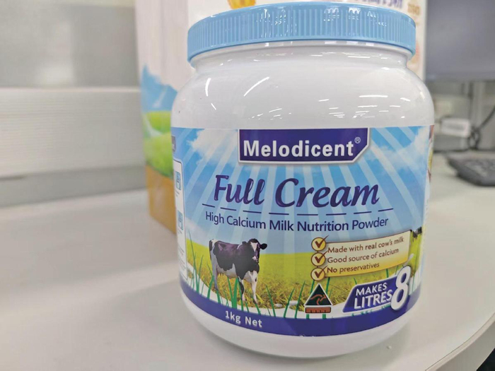 澳可佳公司的Melodicent“全脂高钙牛奶营养粉”，罐身全英文。新京报记者 郭铁 摄