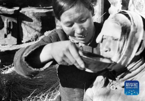 　　“子弟兵的母亲”戎冠秀。石少华 摄