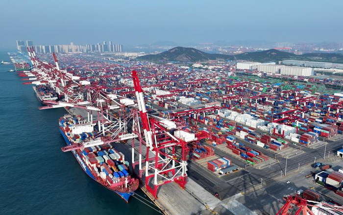 ▲4月30日，货轮在青岛港前湾集装箱码头装卸集装箱（无人机照片）。图/新华社