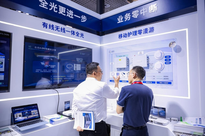 智联星零漫游方案展区专家讲解拍摄图