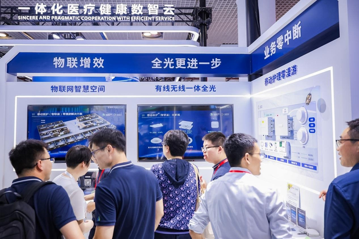 有线无线一体全光方案展区专家讲解拍摄图
