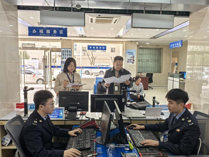 图为民勤县纪委监委干部在县税务局办税服务大厅对企业审批服务、惠企政策落实等工作情况开展监督检查。(马龙 摄)