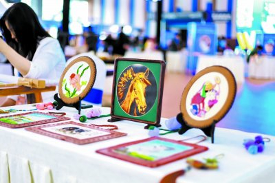     丹噶尔皮绣作品。