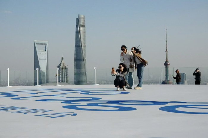 白玉兰广场顶层320米高空观景台对外开放，成为俯瞰浦江两岸风景的又一绝佳去处。蒋迪雯 摄