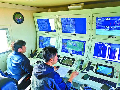 鄂托克通用机场塔台下达无人货机起飞指令。