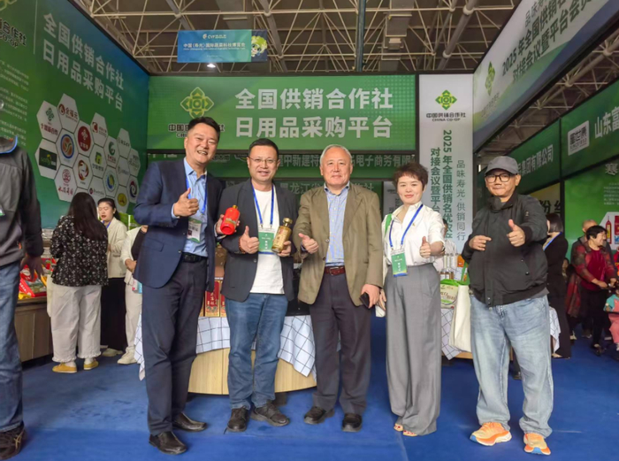 图  酣客君丰杨帆（左一）与蚂蚁商联董事长田建忠（左二），首都经贸大学教授陈立平（左三）合影