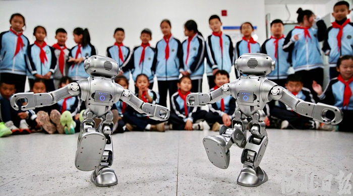 5月9日，秦皇岛市海港区在水一方小学学生观看机器人表演。