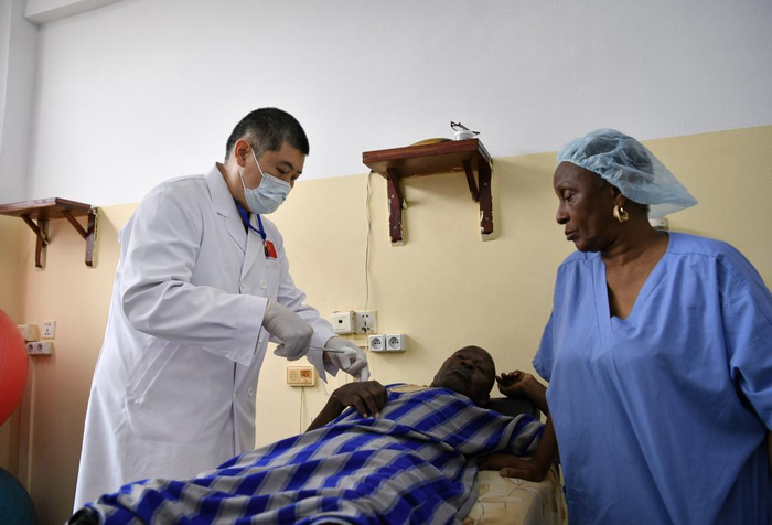 　　2025年4月29日，在位于几内亚首都科纳克里的中几友好医院，中国医疗队医生刘路遥为患者做针灸治疗。新华社记者韩旭摄
