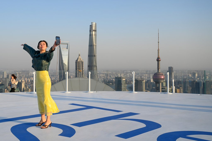 2025年4月14日，上海北外滩白玉兰广场，游客在The Stage观景台自拍。澎湃新闻记者 朱伟辉 资料图