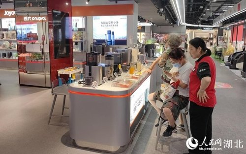 市民在选购榨汁机、电饭煲等家电。人民网记者 郭婷婷摄
